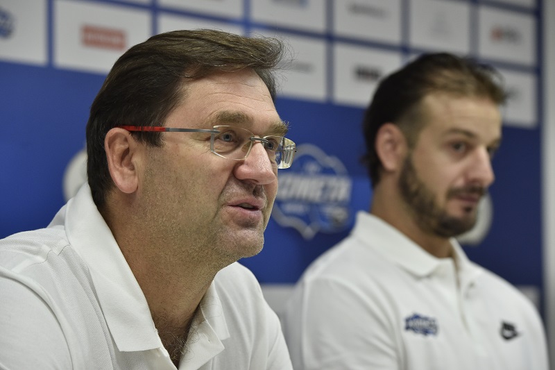 Petr Fiala (v popředí) nahradil na střídačce Brna Libora Zábranského.