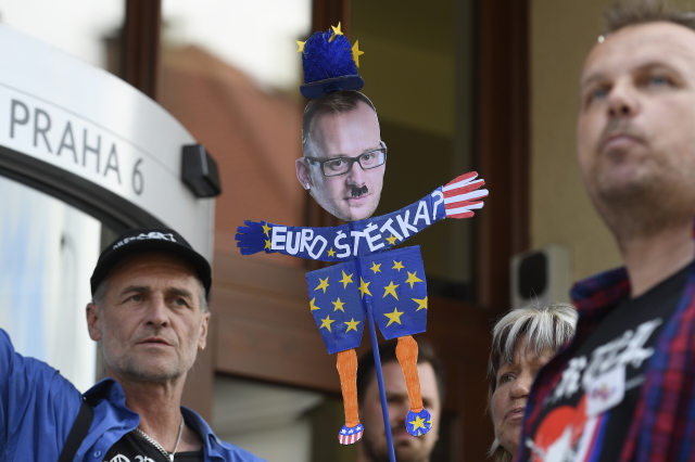 Demonstrace před úřadem městské části Prahy 6. 
