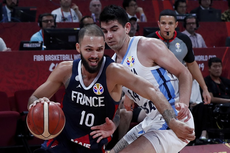 Francouz Evan Fournier se dostává přes bránícího Gabriela Decka.