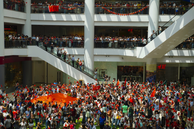 Hongkongští aktivisté zahájili víkendové protesty lidským řetězem.