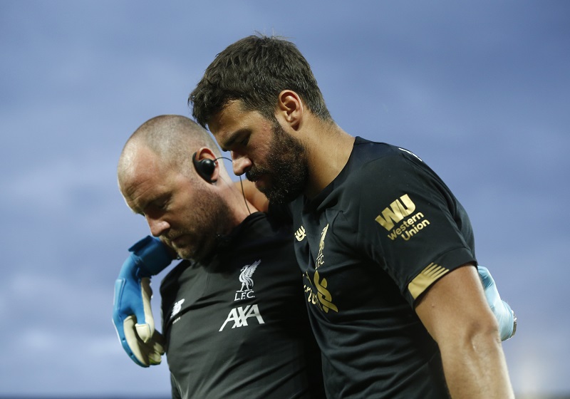 Alisson si přivodil zranění v utkání prvního kola proti Norwichi.