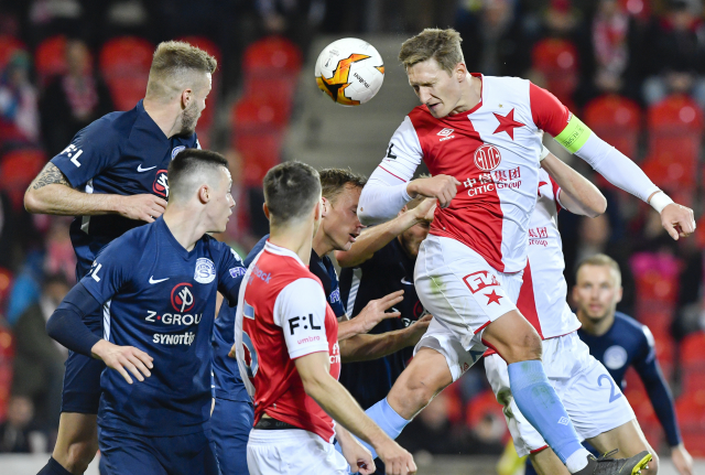 Zprava Milan Škoda a Vladimír Coufal ze Slavie a Dominik Janošek a Stanislav Hofmann ze Slovácka během vzájemného duelu z jara.