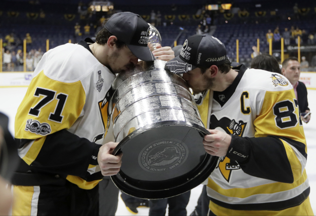 Sidney Crosby (vpravo) s parťákem Jevgenijem Malkinem při zisku Stanley Cupu.