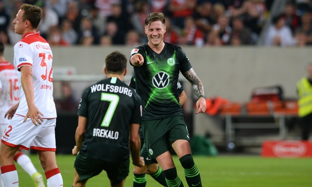 Wout Weghorst (vpravo) z Wolfsburgu se raduje se spoluhráčem z gólu do sítě Düsseldorfu.