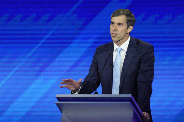 Uchazeč o prezidentskou nominaci Beto O'Rourke. 