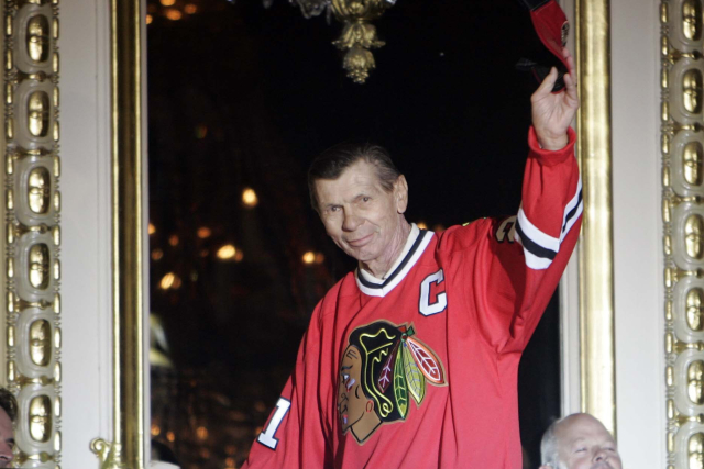 Stan Mikita v dresu Chicaga Blackhawks.