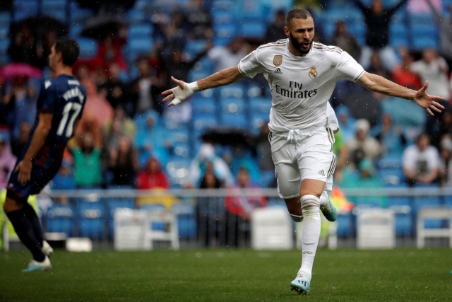 Karim Benzema (vpravo) slaví gól do sítě Levante.
