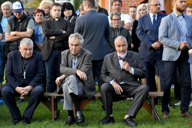 Zleva kardinál Dominik Duka, prezident Miloš Zeman a bývalý ministr zahraničních věcí a čestný předseda TOP 09 Karel Schwarzenberg se 14. září 2019 v Lánech na Kladensku zúčastnili zapálení Masarykovy vatry u příležitosti 82. výročí úmrtí prvního československého prezidenta.
