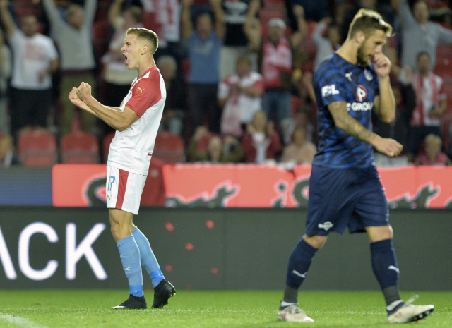 Vlevo Lukáš Provod ze Slavie po třetím gólu do sítě Slovácka.