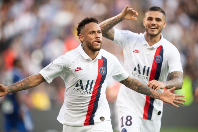 Neymar (vlevo) slaví gól s Mauro Icardim.