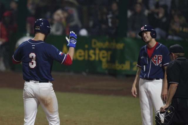 Český baseballista Matěj Hejma (vlevo).