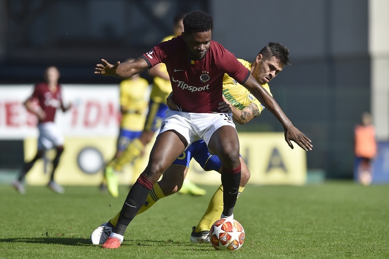 Fotbalisté Sparty zvítězili v 9. kole první ligy ve Zlíně 2:0. Pražané rozhodli už v úvodních 19 minutách, kde se trefili Benjamin Tetteh (na snímku) a z penalty Guélor Kanga. 