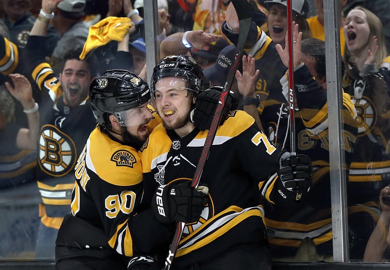 Hokejový obránce Charlie McAvoy dnes podepsal v NHL nový tříletý kontrakt s Bostonem.
