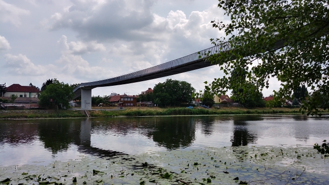 Státní plavební správa 8. června 2018 zastavila provoz lodí na Labi pod lávkou v Nymburce (na snímku).