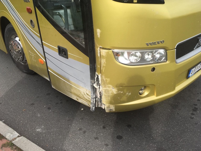 Autobus po kolapsu řidiče naboural do svodidel.