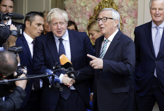Předseda Evropské komise Jean-Claude Juncker (vpravo) s britským premiérem Borisem Johnsonem. 