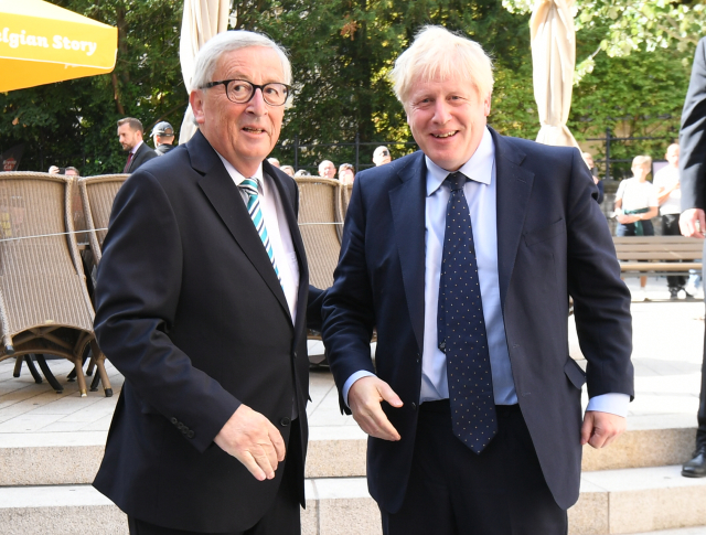 Britský premiér Boris Johnson (vpravo) a předseda Evropské komise Jean-Claude Juncker. 