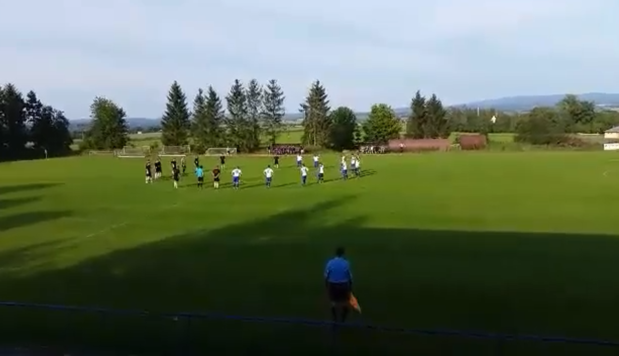 Hráči obou týmů hrají bago ve středovém kruhu.