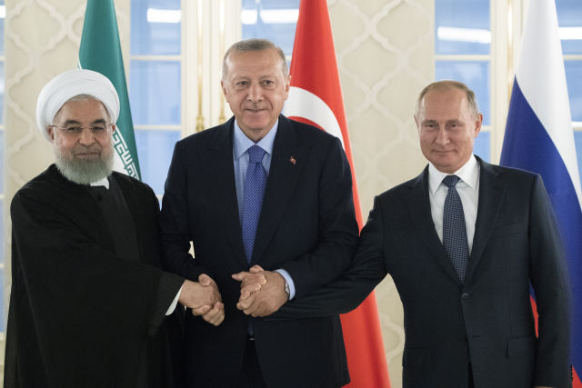 Íránský prezident Hasan Rúhání (vlevo), turecký prezident Recep Tayyip Erdogan a ruský prezident Vladimir Putin (vpravo).