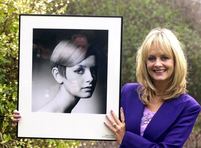 Bývalá modelka Twiggy s fotografií z dob své největší slávy.