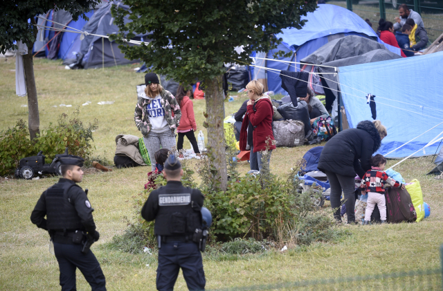 Policie evakuuje tisíc migrantů z tělocvičny na severu Francie.