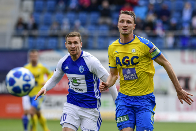 Zleva Muris Mešanovič z Boleslavi a Michal Jeřábek z Teplic.