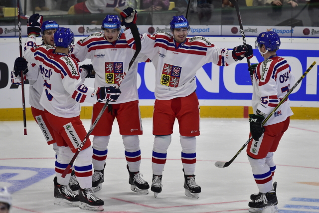 Čeští hokejisté se radují z gólu na Euro Hockey Challenge.