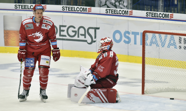 Vpravo překonaný brankář Třince Patrik Bartošák a vlevo jeho spoluhráč Guntis Galvinš.