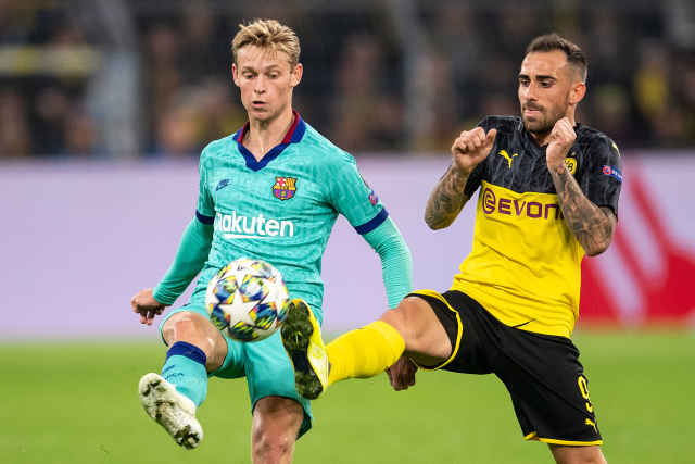 Paco Alcacer (vpravo) bojuje o míč s Frenkiem de Jongem z Barcelony. 