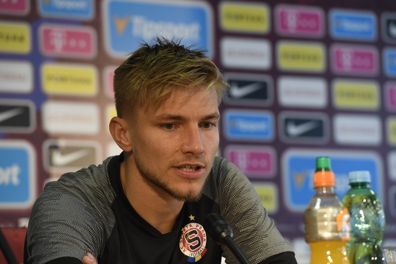 Defenzivní univerzál Martin Frýdek na tiskové konferenci. 