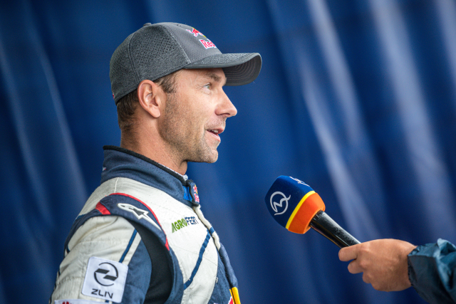 Mistr světa v Red Bull Air Race Martin Šonka. 