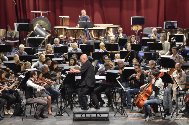 Filharmonie Brno pod taktovkou dirigenta Dennise Russella Daviese zkoušela 19. září 2019 dopoledne v Brně před večerním zahajovacím koncertem sezony.