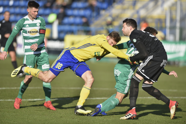 Zleva Daniel Krch z Bohemians, Tomáš Poznar ze Zlína, Lukáš Hůlka z Bohemians a brankář Bohemky Tomáš Fryšták.