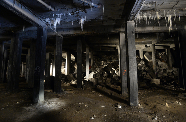 Praha musí kvůli hrozícímu zřícení do pěti dnů uzavřít přístup do okolí metronomu na Letné, které je zároveň střechou podzemí bývalého Stalinova pomníku.