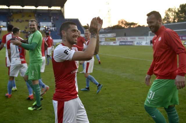 Hráči Slavie se radují z vítězného utkání, vpředu Nicolae Stanciu.