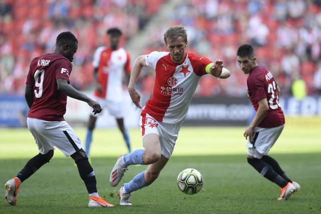 Zleva Guélor Kanga ze Sparty, Tomáš Souček ze Slavie a Srdan Plavšić ze Sparty.