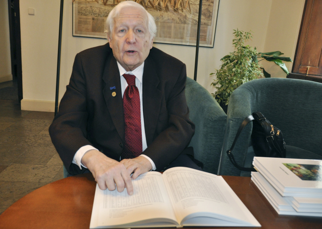 Původem český malíř a biochemik František Makeš. 