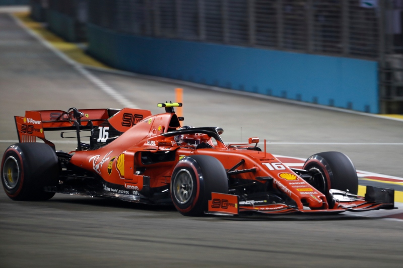 Jezdec Ferrari Charles Leclerc.