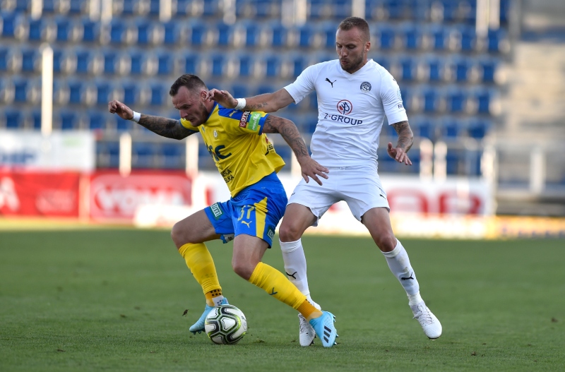 Zleva Jakub Řezníček z Teplic a Michal Kadlec ze Slovácka.