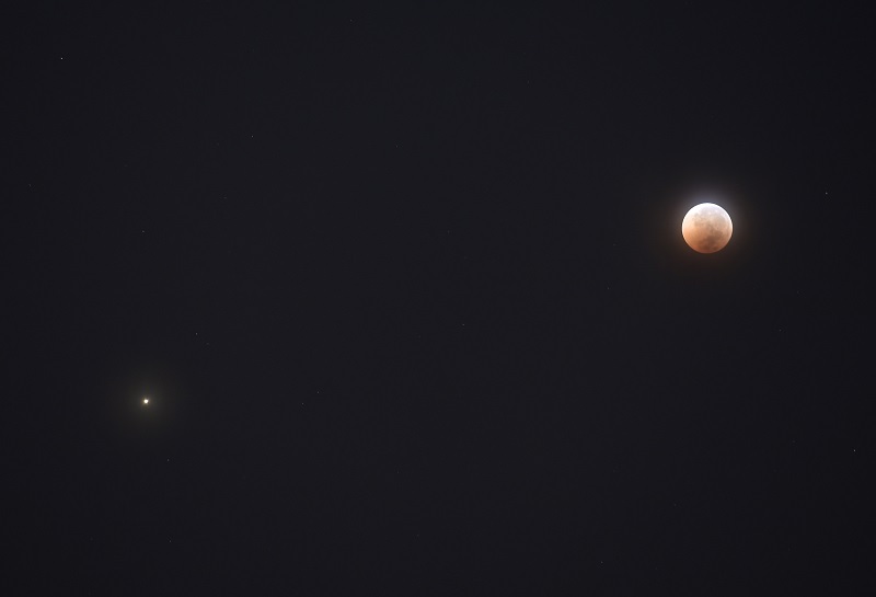 Američané plánují další cestu na Měsíc (vpravo) a později také na Mars.