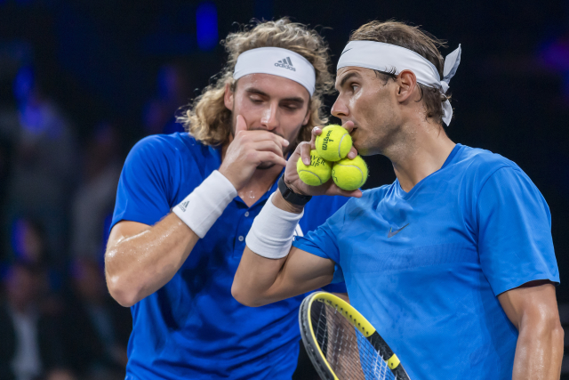 Rafa Nadal (vpravo) se domlouvá na signálu s parťákem Stefanosem Tsitsipasem.