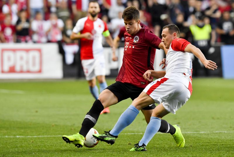 Sparťan Adam Hložek v souboji s Janem Bořilem ze Slavie.
