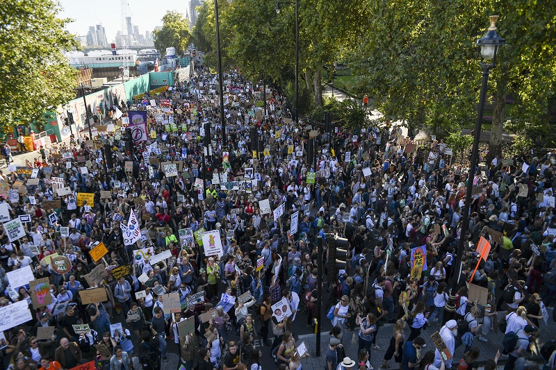 V Londýně lidé v sobotu protestovali kvůli klimatickým podmínkám, v neděli zde nejezdila auta.