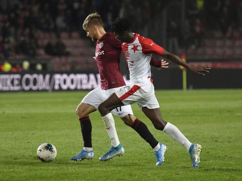 Martin Frýdek (vlevo) v souboji s Peterem Olayinkou.