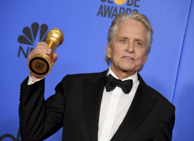 Michael Douglas se Zlatým glóbem, který vyhrál za výkon v seriálu The Kominsky Method.