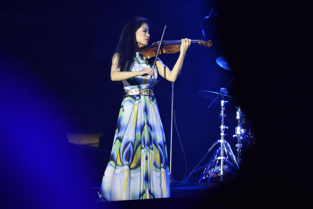 Houslistka Vanessa Mae. 