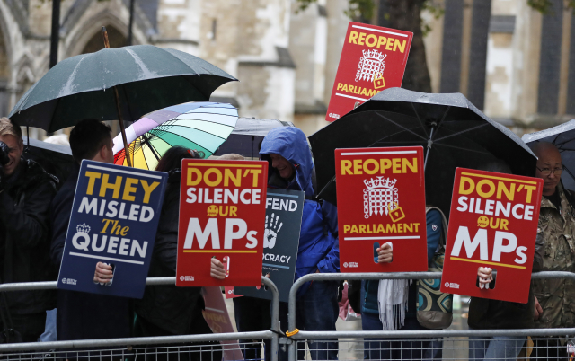 Demonstrace proti přestávce parlamentu, Velká Británie.