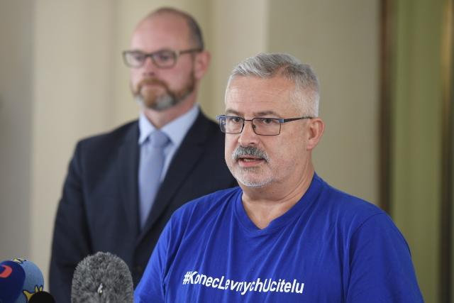 Předseda školských odborů František Dobšík (vpravo) po setkání s ministrem školství Robertem Plagou (vlevo).