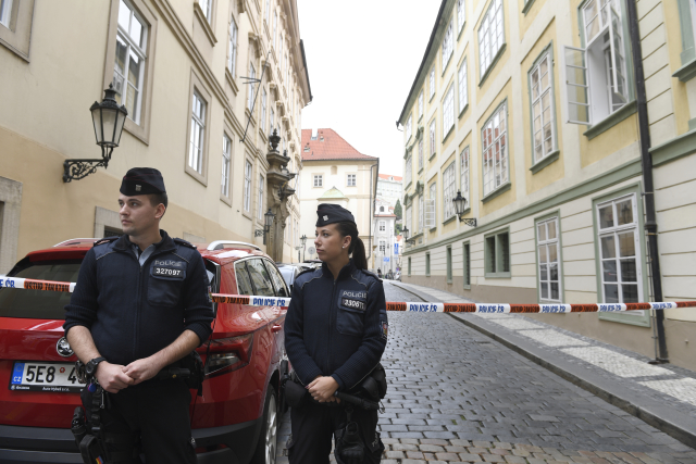 Policejní uzáverka u Poslanecké sněmovny v Praze.