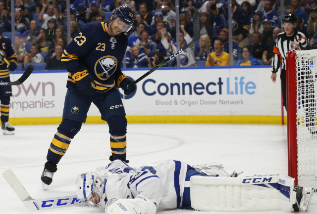 Michal Neuvirth v brance Toronta při zákroku na Sama Reinharta.